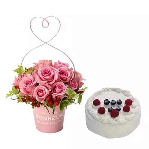 Pink Roses & Gateau Fraise Gift